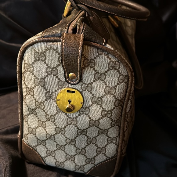 Gucci Preloved Good Condition with lock and two keys - Picture 2 of 10